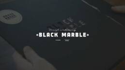 Thumbnail til promovideoen for Black Marble